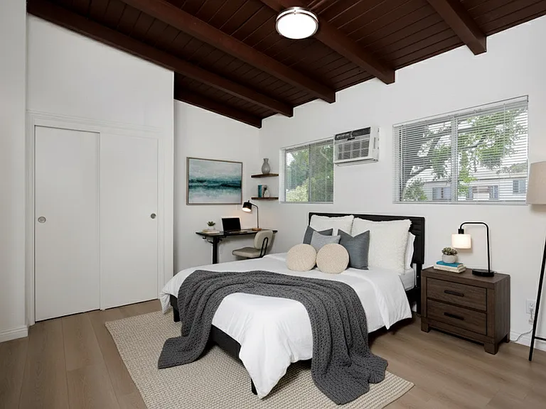 3620 S Budlong Ave #4 — Photo 3