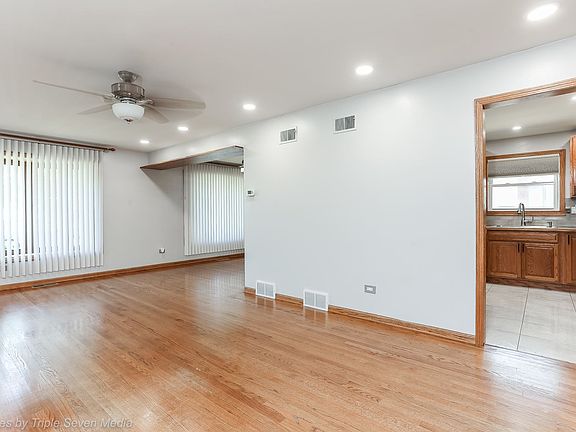 3rd image of 9129 S Trumbull Ave