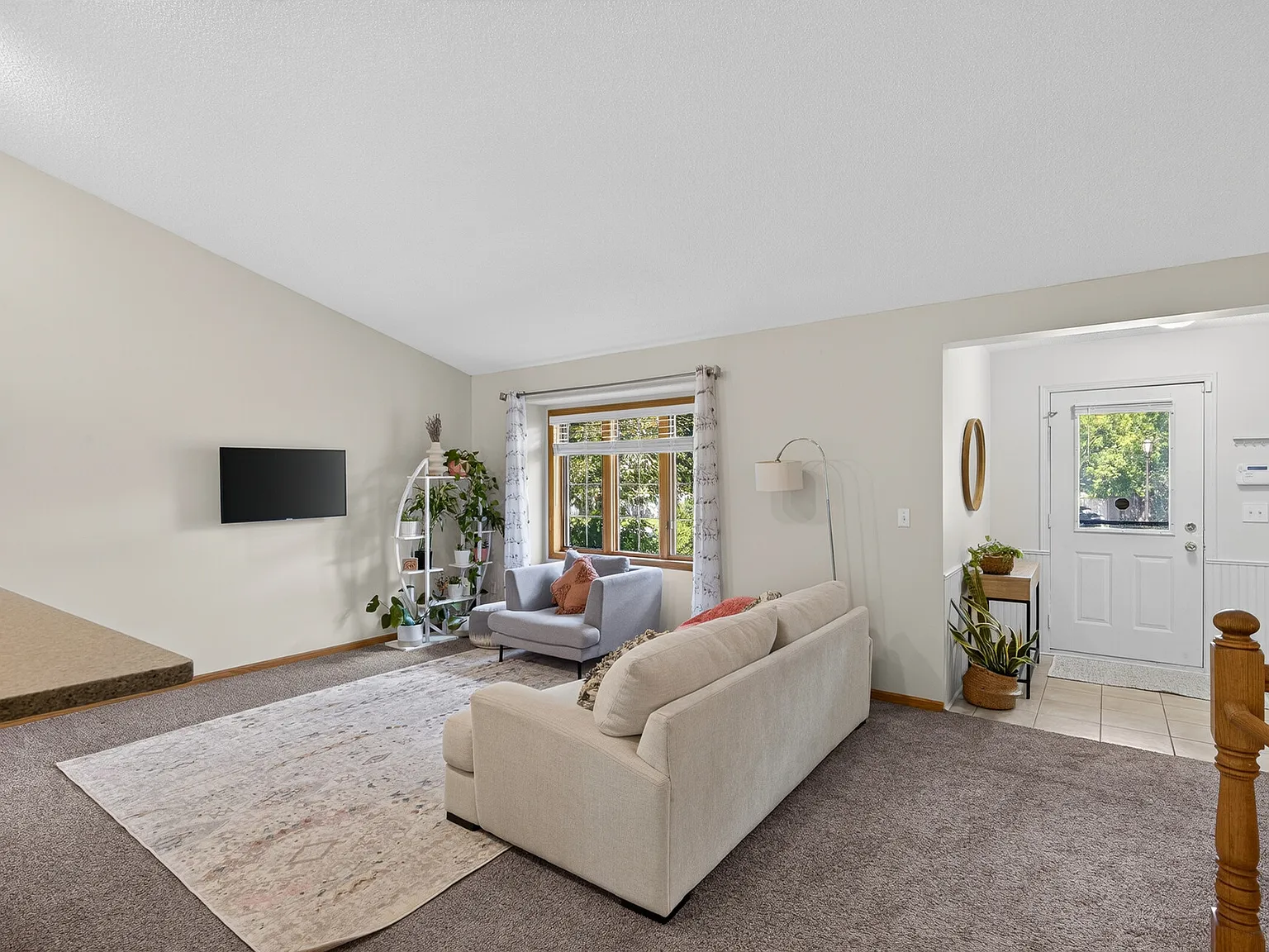 5 bed, 2300 sqft, $2,995 — Photo 3