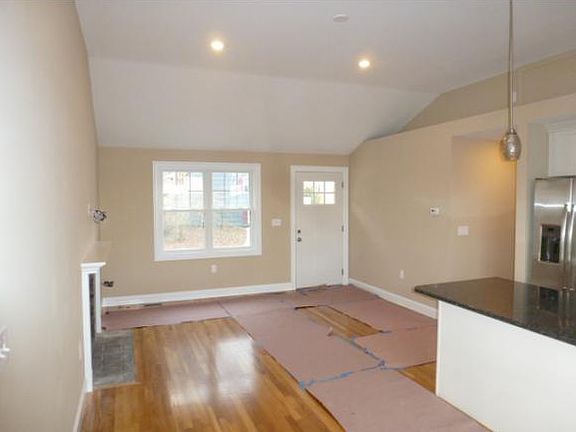 5th image of 18 Hutchinson Dr