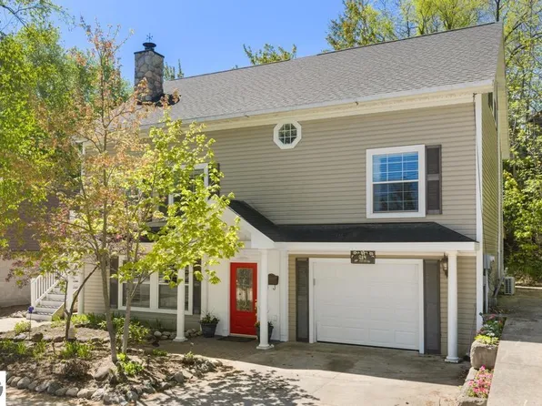 214 Newman St, Charlevoix, MI 49720