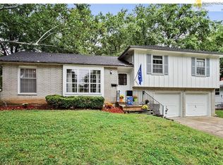 8932 Summit St, Lenexa, KS 66215
