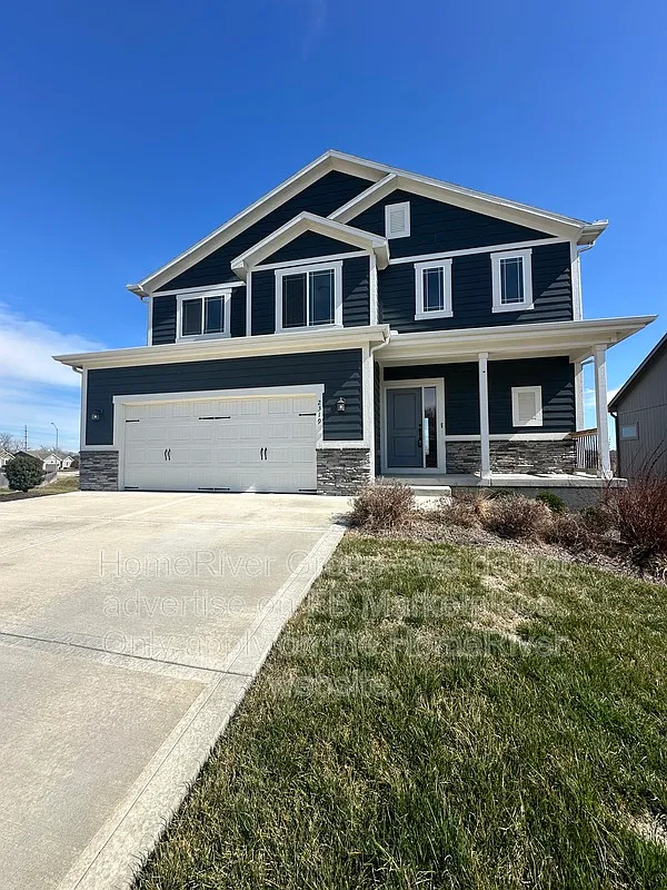 4 bed, 2.5 bath, 1900 sqft, $2,450 — Photo 1