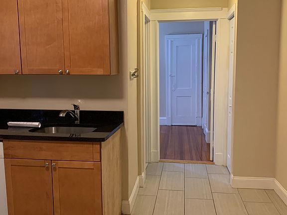 4th image of 220 Hanover St #3B