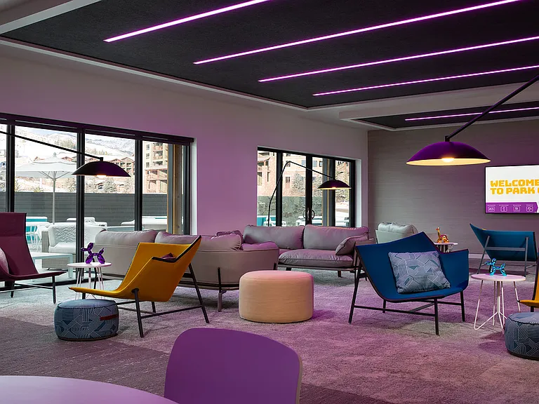 __ Lounge area
__ Relax in the stylish lounge, a cozy space perfect for unwinding after a day of adventure. Comfortable seating, warm ambiance, and a great place to gather or enjoy some quiet time
