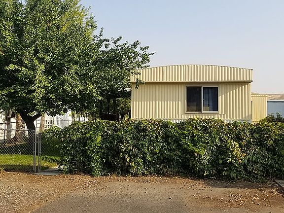 Great yard & parking