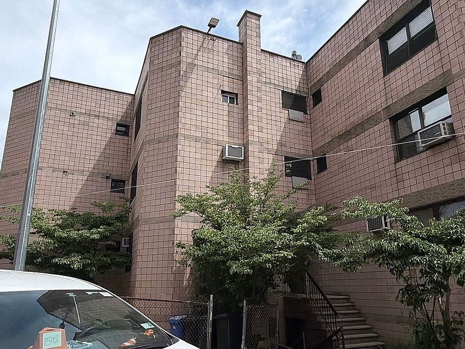 2nd image of 72 Clove Rd #76-2