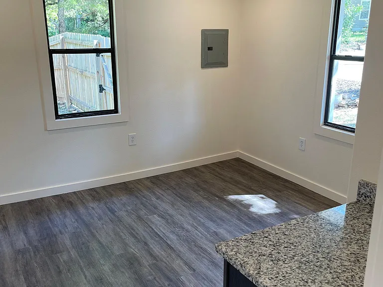 232 W Ash St — Photo 7