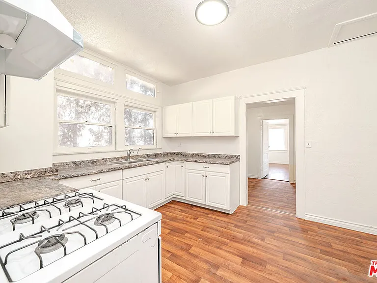 1404 S Manhattan Pl — Photo 17