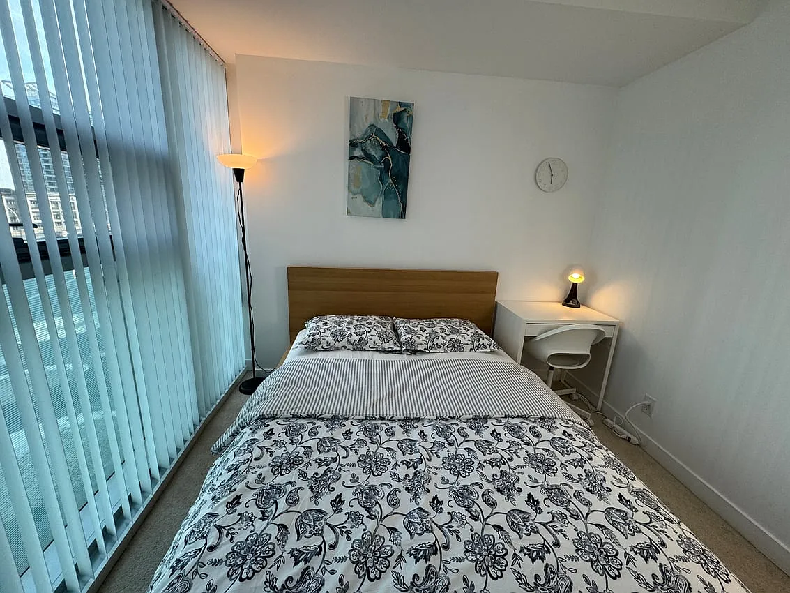 Master Room - York St & Bremner Blvd — Photo 3
