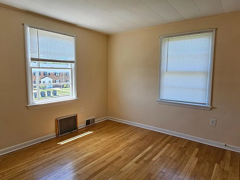 220 E Whitlock Ave — Photo 7