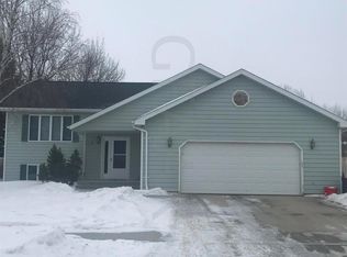 2434 Glen Cir, Grand Forks, ND 58201