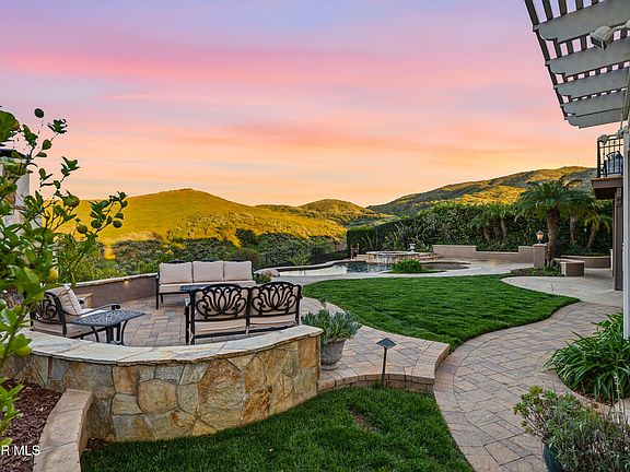 4th image of 490 Peter Pl