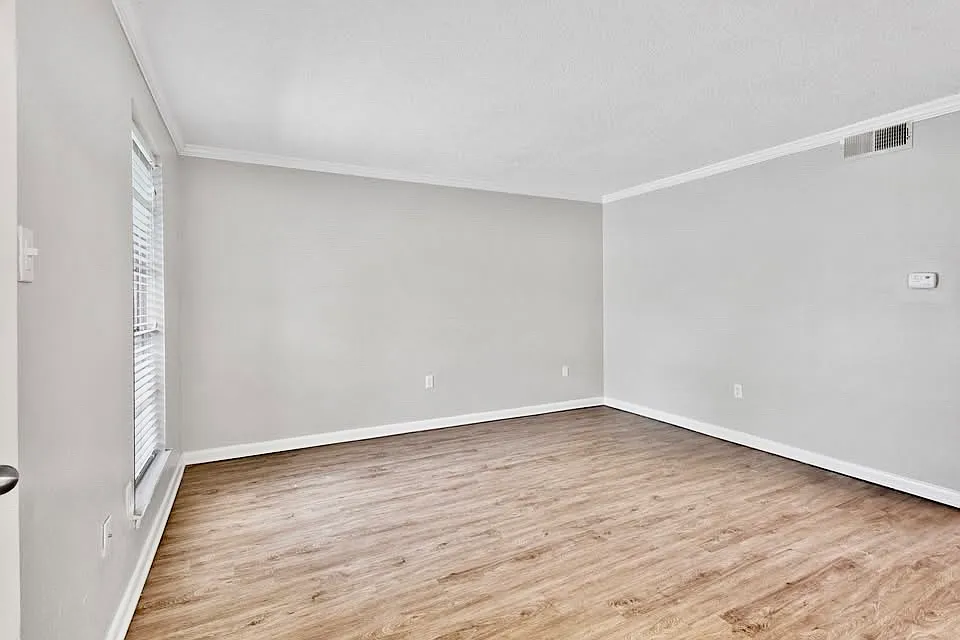 2 bed, 1000 sqft, $1,050 — Photo 2