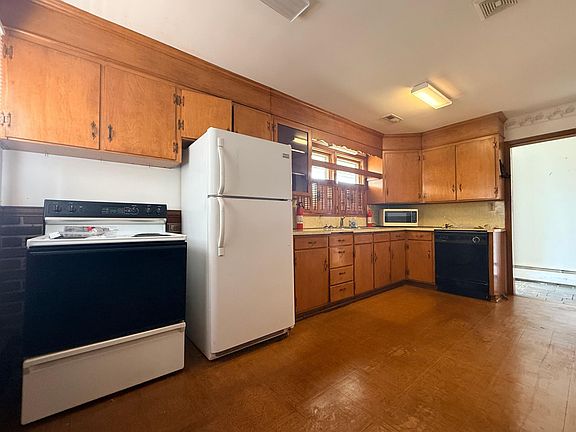 3rd image of 929 Logan St