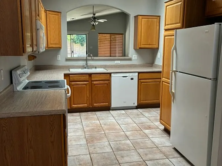 529 E Cantebria Dr — Photo 2
