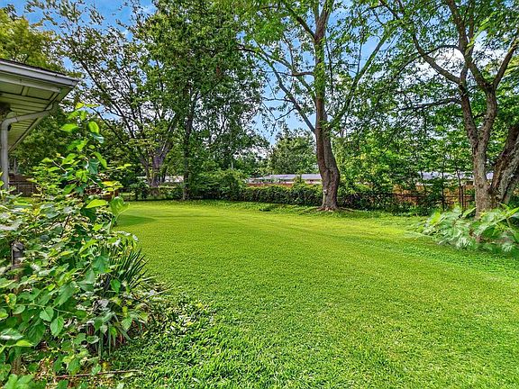 2nd image of 2612 Oakwood Dr