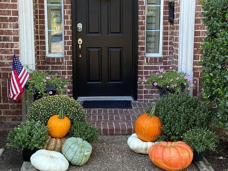 Magic Mantle Dr — Photo 4