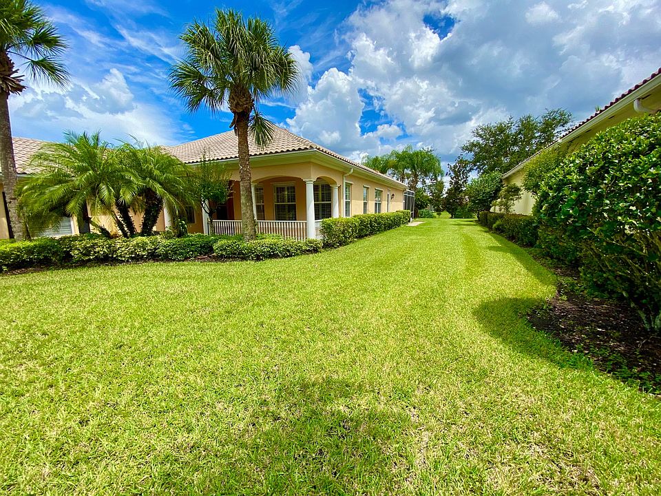 Front view with large side yard