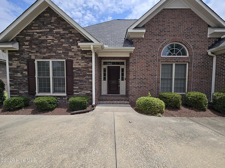 225 Jack Pl — Photo 3
