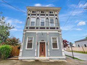 1232 Russell St