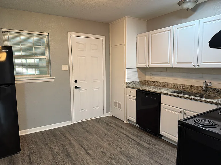 2504 Normont Cir — Photo 5