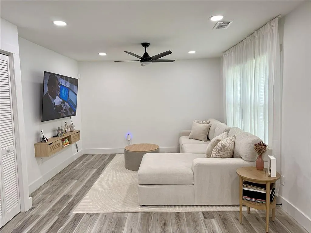 3 bed, 2.0 bath, 1124 sqft, $2,400 — Photo 4