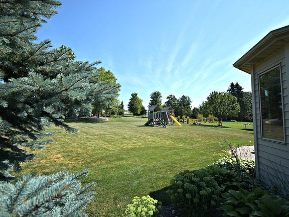 5th image of 940 Dakota Dr