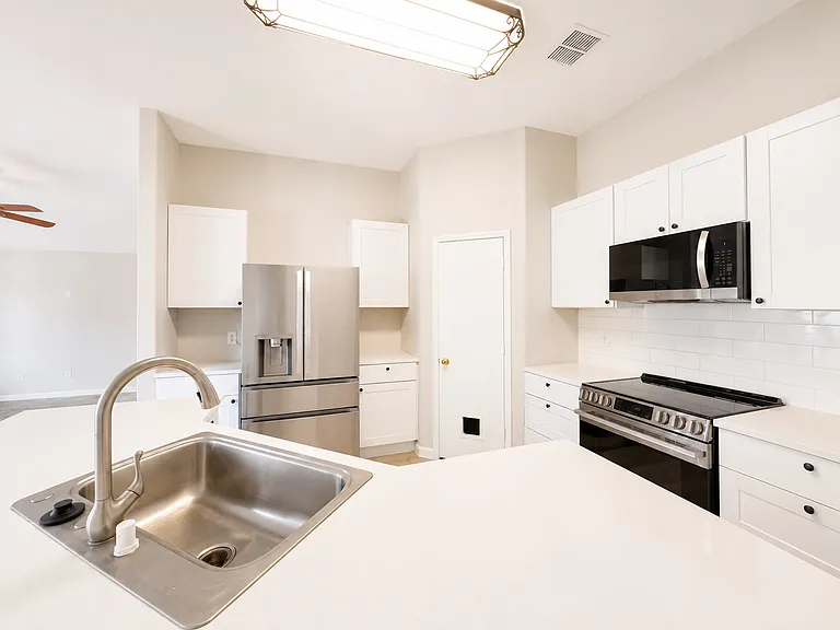 113 Ellicott Dr — Photo 4