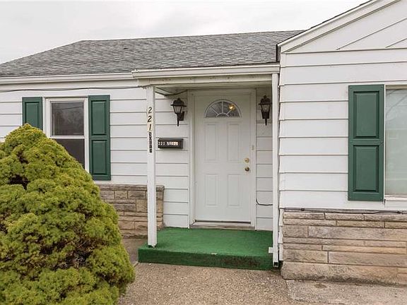 3rd image of 221 N Ironwood Dr
