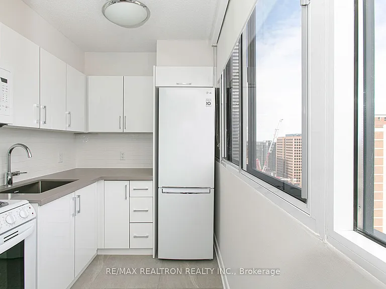 33 Isabella St #1105 — Photo 2