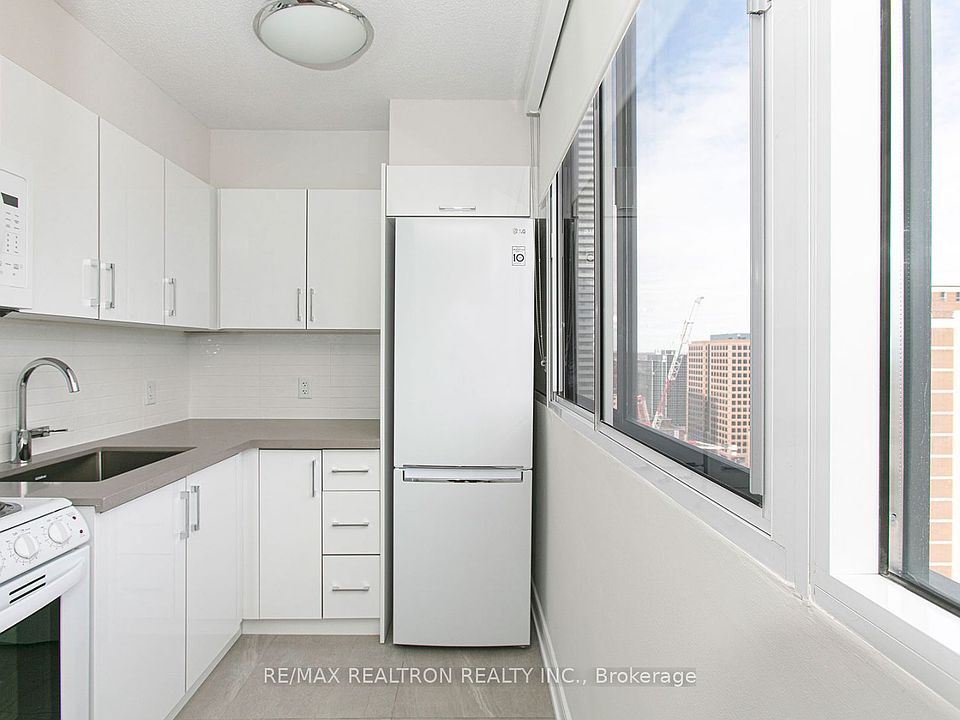 2nd image of 33 Isabella St #1105
