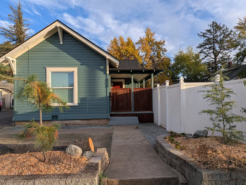 808 Dakota Ave