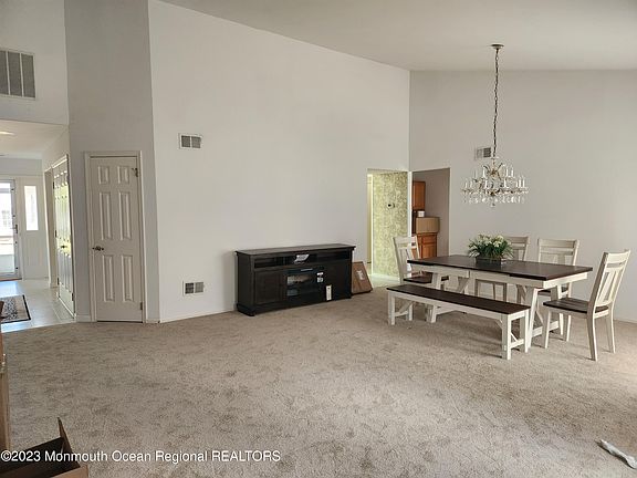 3rd image of 1045B Canterbury Drive