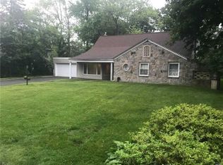 35 Walters Pl, Great Neck, NY 11023