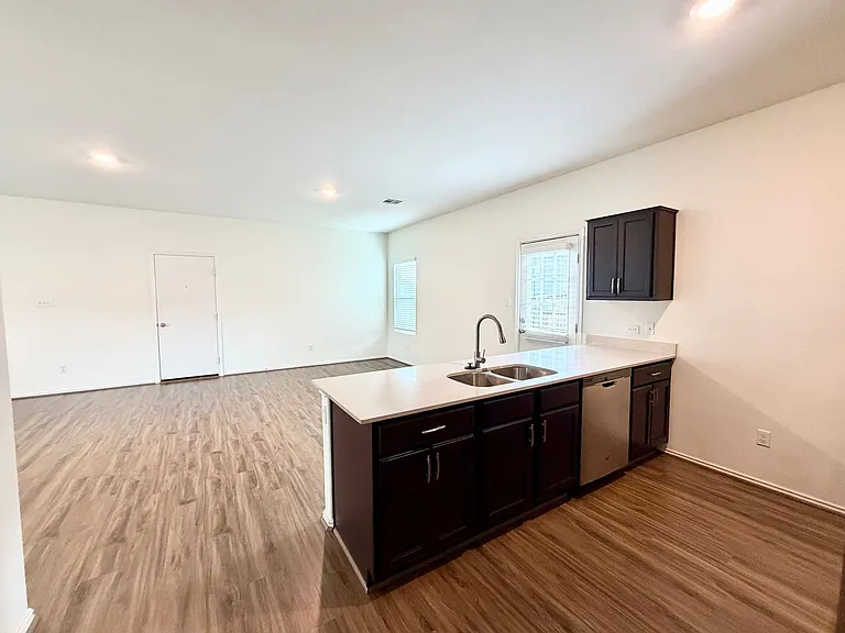 873 Circle Way — Photo 4