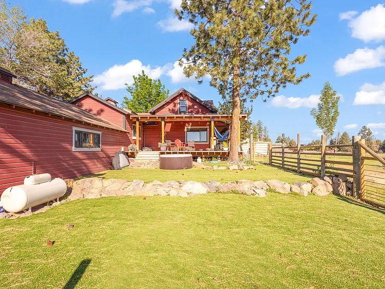 60280 Horse Butte Rd — Photo 2