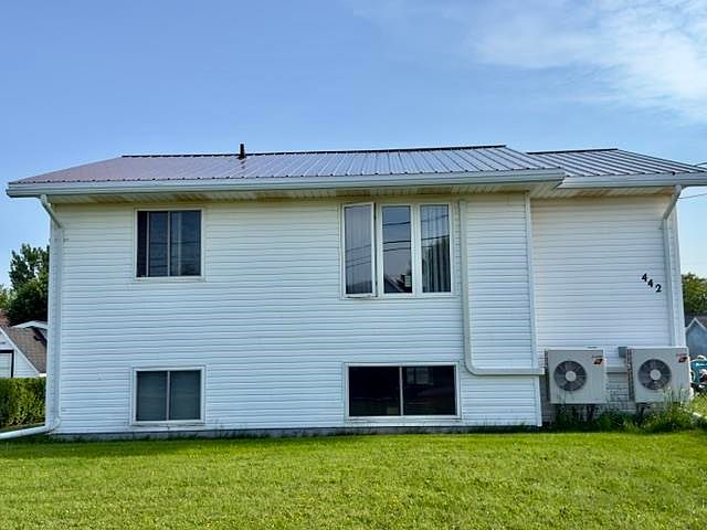 1st image of 442 Maddix Cres