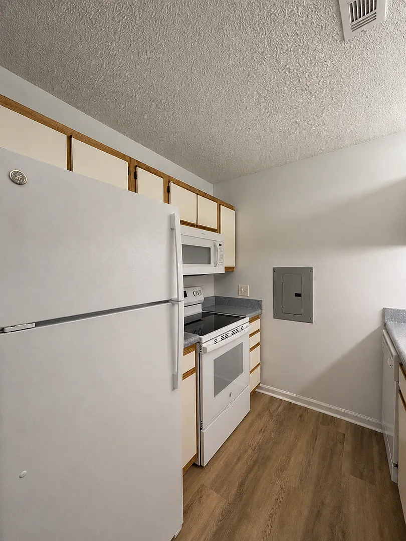 4 Bedrooms | 4 Private Bathrooms | Great NCSU Location | Community Pool | Free Parking | Wolfline... — Photo 2