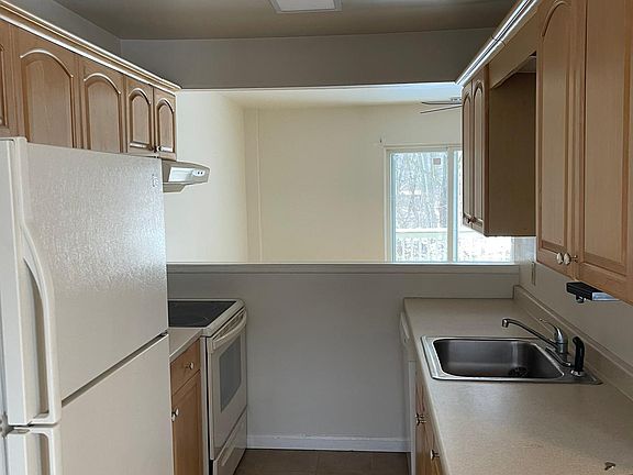 3rd image of 210 Vineyard Ave APT 12