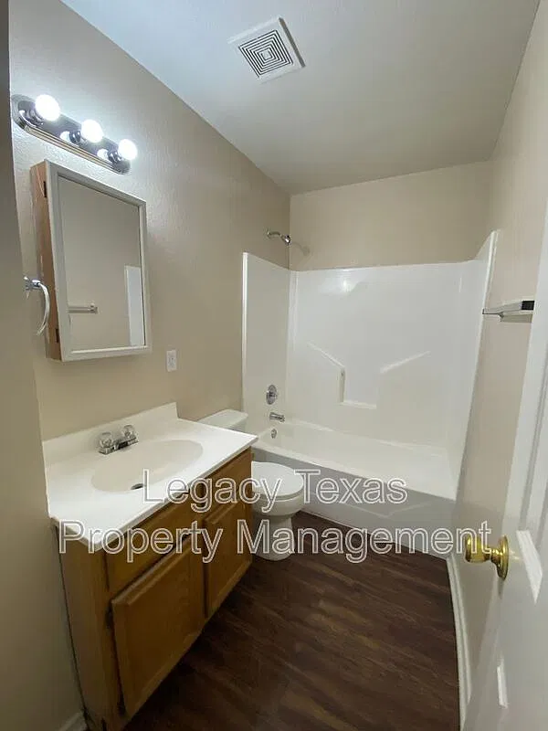 2 bed, 1.0 bath, 735 sqft, $1,100 — Photo 3