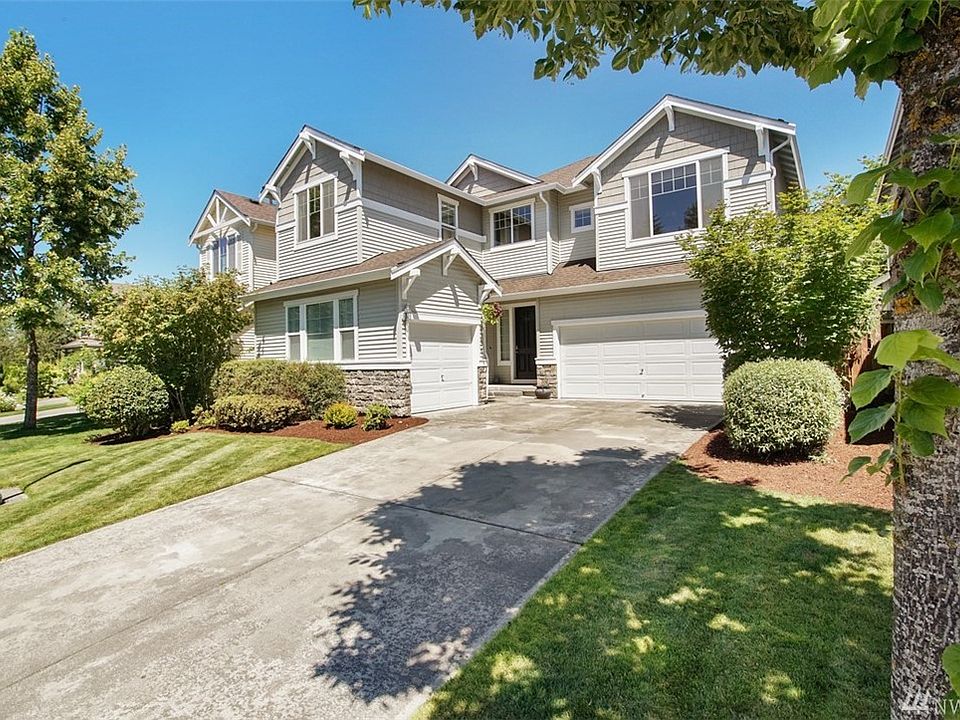 Welcome to Lakeland Hills! Great curb appeal on this move-in ready home, that offers a 3 car garage.  