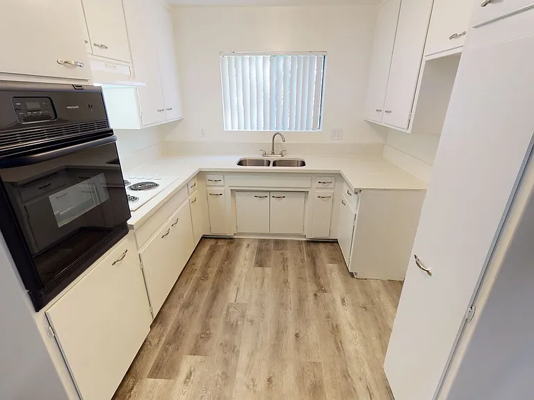 Gilmore Apts.. Beautiful Newly Remodeled Apartments...CALL NOW! — Photo 13