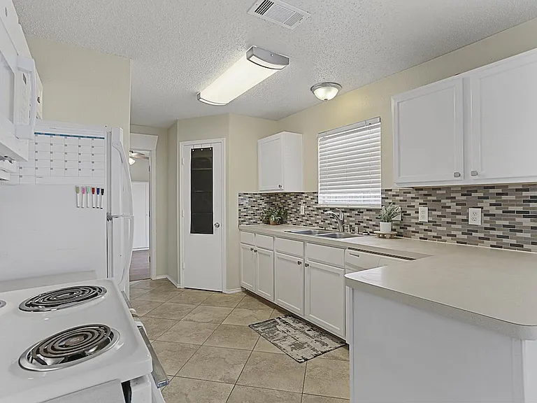 8101 Flowertree Dr — Photo 14