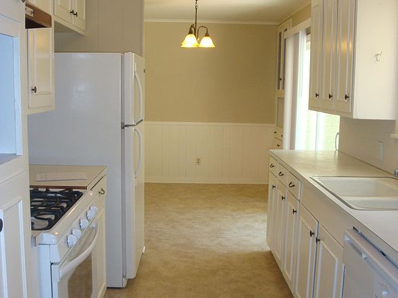 Kitchen and dining area.