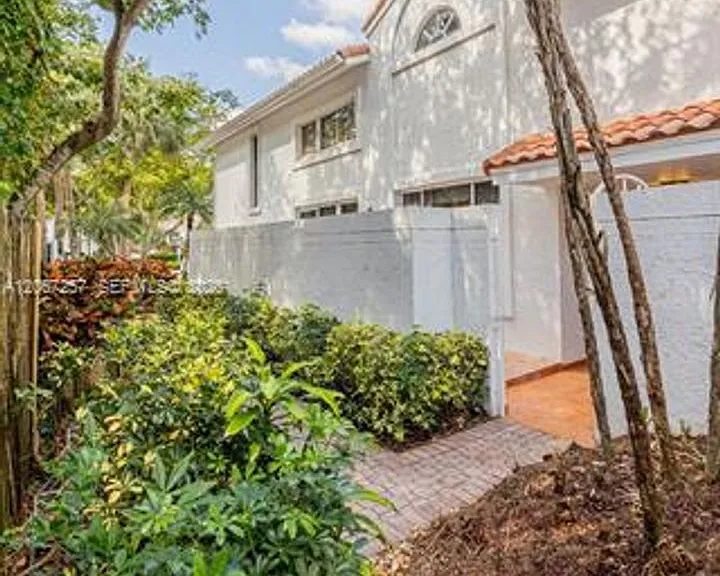 20935 NE 37th Ct #Townhouse 20935 — Photo 6
