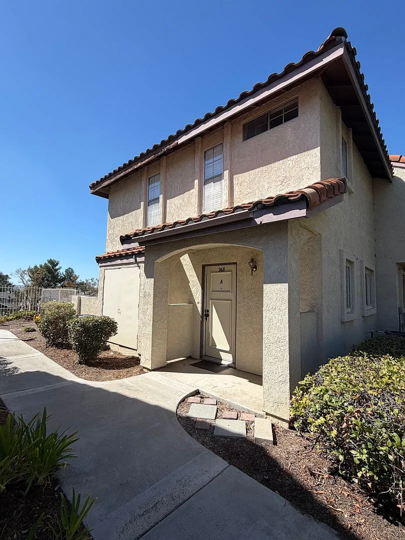 Picture Perfect & Like New 1 Br/ 1.5 Bath 2 Story Condo — Photo 1