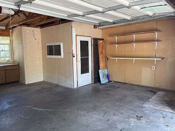 4th image of 441 Parkwood Dr