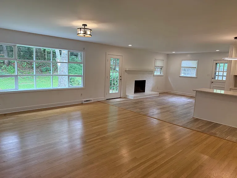 7500 Thorncliff Dr — Photo 3