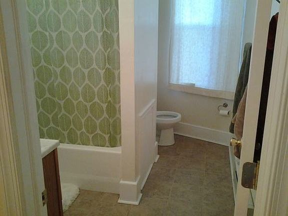 Bathroom shower/tub (toilet around corner)